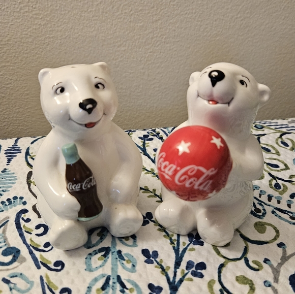 Coca cola bears salt and pepper shakers - Picture 2 of 9